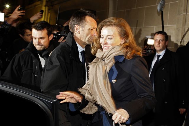 Η δημοσιογράφος Βαλερί Τριερβελέρ «αποκαλύπτει» τον σύντροφό της Φρανσουά Ολάντ